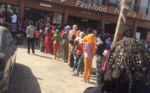 Arrêt sur image! Les gens en longues files  indiennes devant les boulangeries