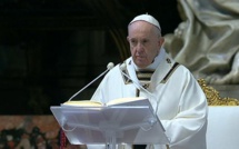 Pâques : le pape délivre sa bénédiction urbi et orbi dans une cathédrale Saint-Pierre quasi vide