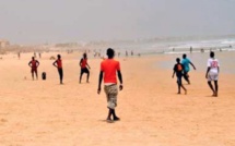 Plage de Yarakh : Un homme surpris dans l'eau sur un garçon