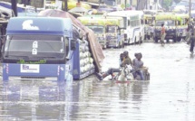 Le Sénégal sous les eaux, les populations raillent Macky Sall