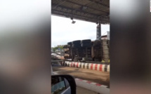 Un camion de phosphate se renverse sur le péage