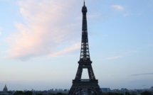 PARIS : LA TOUR EIFFEL ÉVACUÉE APRÈS UNE ALERTE À LA BOMBE