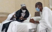 TOUBA - Abdoulaye Daouda Diallo remet au Khalife des Mourides deux titres fonciers au nom du président Macky Sall.
