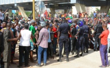 Les images de la marche des Guinéens devant leur ambassade à Dakar