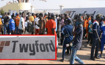 Oubliés par l’Etat, « maltraités » par les Chinois, les travailleurs de Twyford appellent au secours SONKO, Barth et Guy Marius SAGNA Oubliés par l’Etat, « maltraités » par les Chinois, les travailleurs de Twyford appellent au secours SONKO, Barth et Guy Marius SAGNA