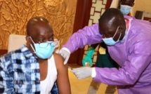 Tests anti-Covid-19 : Le ministre guinéen de la Défense se vaccine