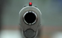 Sujet à des troubles mentaux, il dérobe le pistolet de son père et tire sur... ​