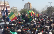 Suivez la marche en cours à la place de la nation