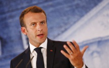 La France suspend l'utilisation du vaccin AstraZeneca jusqu'à l'avis de l'UE mercredi, annonce Emmanuel Macron