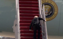 Joe Biden trébuche sur les marches d'Air Force One