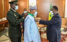 Au terme de sa mission,  Mohamed Ibn CHAMBAS décoré par le Pr Macky Sall