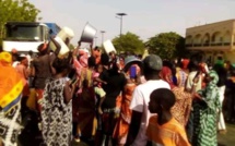 Kaolack : La population de Kabatoki qui a soif, barre la Rn1 (Images).