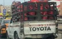 Un véhicule rempli de bonbonnes de gaz Lobbou Mame Diarra Bousso sans rétroviseur, ni plaque d’immatriculation, fait...