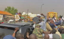 Kaolack : Le président Macky Sall serre la main de Mohamed Ndiaye Rahma avant de l'inviter à monter sur son véhicule.