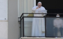 Le Pape François récite la prière de l'Angelus depuis le balcon de son hôpital