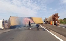 Un camion s'est renversé sur une voiture sur l'autoroute à péage