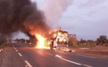 Kaolack : Un bus transportant une cinquantaine de passagers prend feu