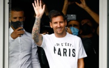 Lionel Messi est arrivé à Paris avec un T-Shirt "Ici c'est Paris".