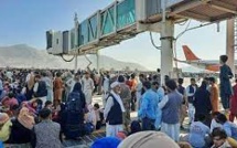Panique et confusion à l'aéroport de Kaboul, envahi par des milliers d'Afghans