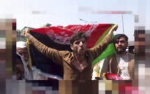 Des Afghans s'opposent au remplacement de leur drapeau par celui des talibans