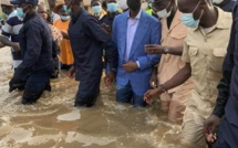 Cette image devenue virale du ministre de l'Intérieur les pieds dans l'eau