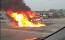 Une voiture prend feu sur la Corniche