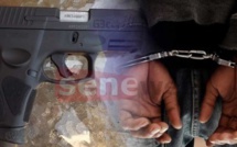 [Photos-Vidéo] Dakar : un gambien tombe avec 1,6 kg de haschich et une arme automatique de calibre 8