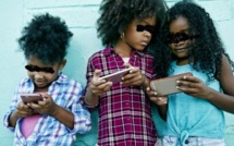 Facebook, WhatsApp, Tik-Tok… : Comment les réseaux sociaux mettent en péril la croissance biologique de l’enfant