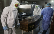 Covid-19 dans le monde : la barre des 5 millions de morts officiels a été franchie (VIDÉO)