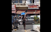 INSOLITE-Sans se soucier du qu'en-dira-t-on, ce Sénégalais prend son bain mystique en plein coeur  de Dakar