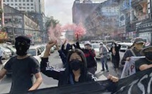 Birmanie: des militaires foncent en voiture sur des manifestants