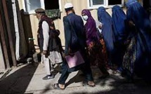 Afghanistan : à Kaboul, un passeport à tout prix pour fuir le pays
