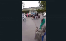 Arrêt sur image - Les retraités de Thies assiègent une grande avenue avec leurs...chaises pour réclamer leurs pensions  (Vidéo)