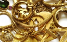 Une domestique vole les bijoux en or et en diamant de sa patronne