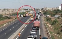 Autoroute à péage/ Pour chargement défectueux: Un transporteur de bœufs attrait à la barre