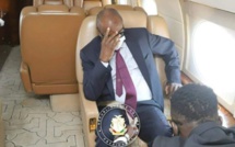 Alpha Condé pas l’air content de quitter sa Guinée pour les Émirats arabes unis