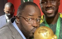 Cheikh Gadiaga avec la coupe D’Afrique des nations