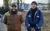 Guerre en Ukraine : à Kiev, les civils prennent les armes "pour protéger les gens qui sont restés vivre ici"