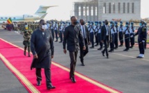 Le Président Paul Kagamé en escale technique à Dakar : les images de son accueil par le chef de l’Etat Macky Sall