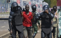 Guinée: trois leaders d'un collectif écroués à Conakry où des manifestants défient la junte