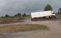 Sortie autoroute à péage (Rond point Keur Balla) - Résidence Nianing 2- l'hôtel Ria : la piste construite par Loum Diagne a cédé sous le poids des eaux.