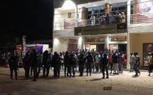 Ça chauffe actuellement à Sangalkam. La permanence de l'APR saccagée à la suite d'une bataille rangée entre les partisans de YEWWI et ceux de l'APR. Du côté de l'APR, on accuse directement les responsables de Yewwi Askan Wi. En effet, ces derniers en