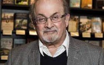 Poignardé, l'écrivain britannique Salman Rushdie sous assistance respiratoire