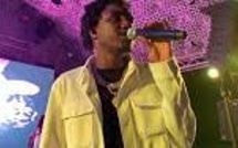 BARCELONE: Entrée extraordinaire et émouvante de Wally B Seck sur scène au Go Beach en Espagne