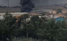 URGENT- La zone industrielle en feu, l'incendie dégage un impressionnant panache de fumée noire