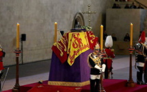 Le cercueil de la Reine Elizabeth II exposé au Palais de Westminster