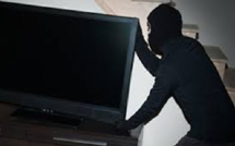 Un soudeur métallique pris en flagrant délit de vol dans une maison