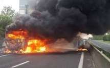SORTIE DE MBOUR- Un camion se renverse sur l'autoroute à péage et prend feu