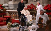 Lors de la messe de Noël, le pape François dénonce la "soif de pouvoir" de certains qui conduit à "dévorer leurs voisins"