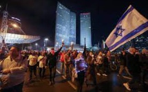 À Tel-Aviv, des dizaines de milliers d'Israéliens conspuent Netanyahu et "les facistes